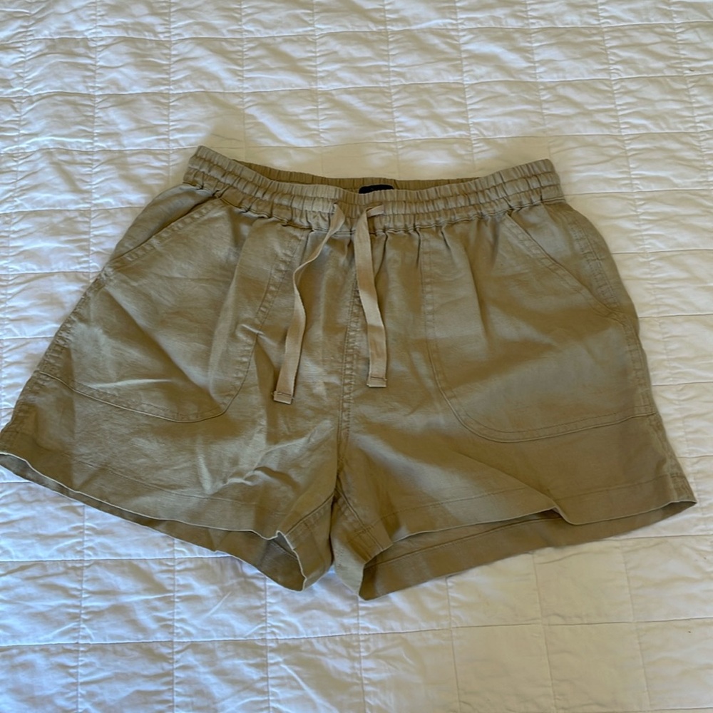 Quince - brand new women’s linen shorts